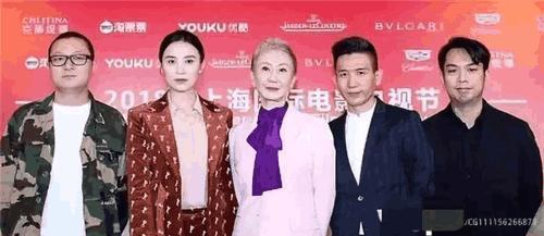 她甘愿做徐克背后的“女人”, 却被徐克劈腿，67岁活成美模样！