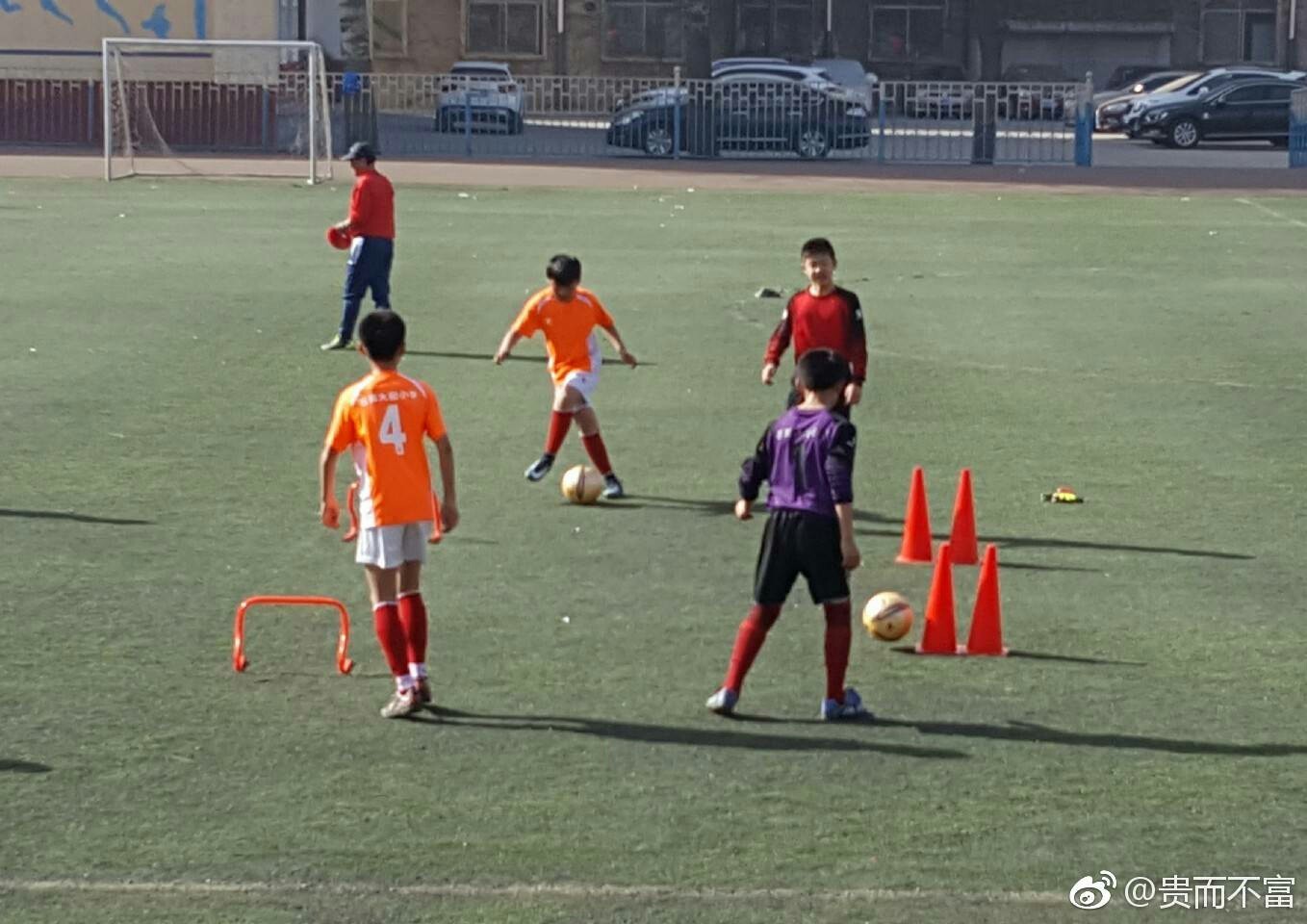 小学生足球训练必须把基础打好