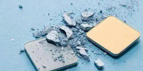 眼影碎了怎么办? 在线等, 很急!