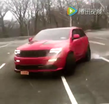 SUV在停车场漂移，轮胎呀！冒烟啊