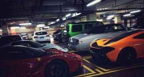 比王思聪更牛富二代住这小区, 很多超跑买不到车位居然停在路边