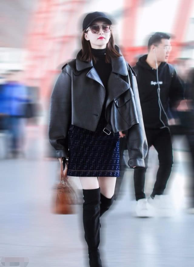 高跟鞋配长袜算什么,江疏影的镂空鞋搭条纹袜