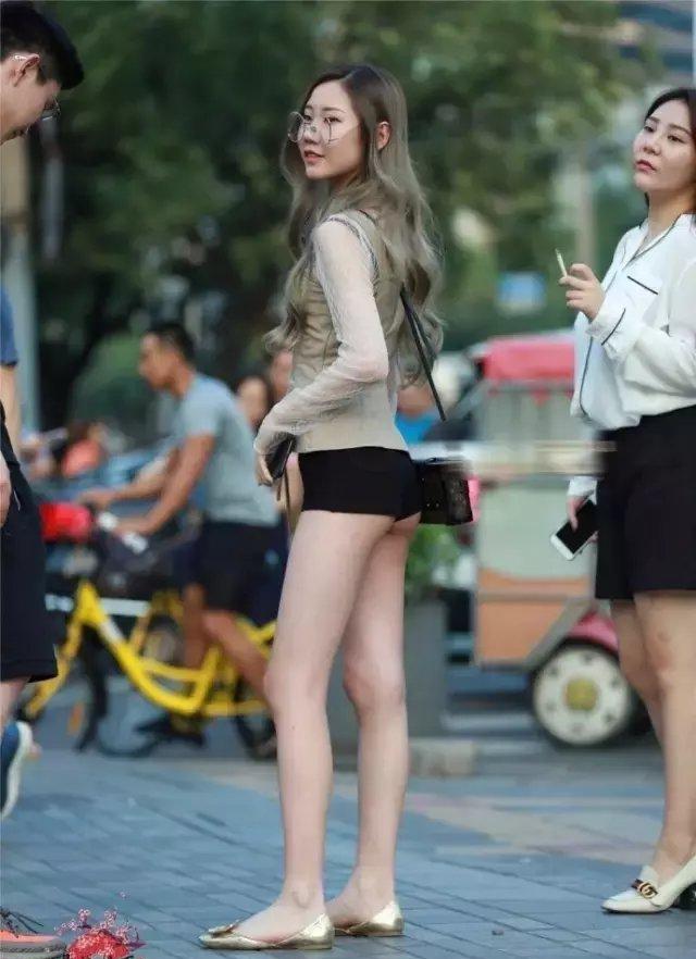 街拍时尚: 这小姐姐穿的才是正宗的超短裤, 屁股都露在外面