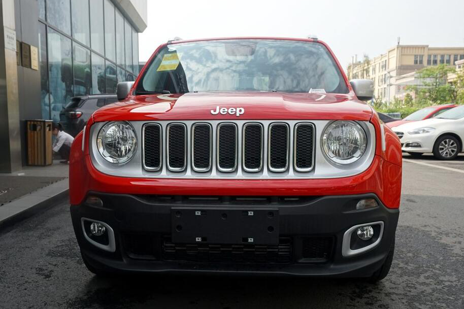 Jeep新款自由侠外观时尚，内饰更换8.4寸大屏，再也不怕被吐槽了