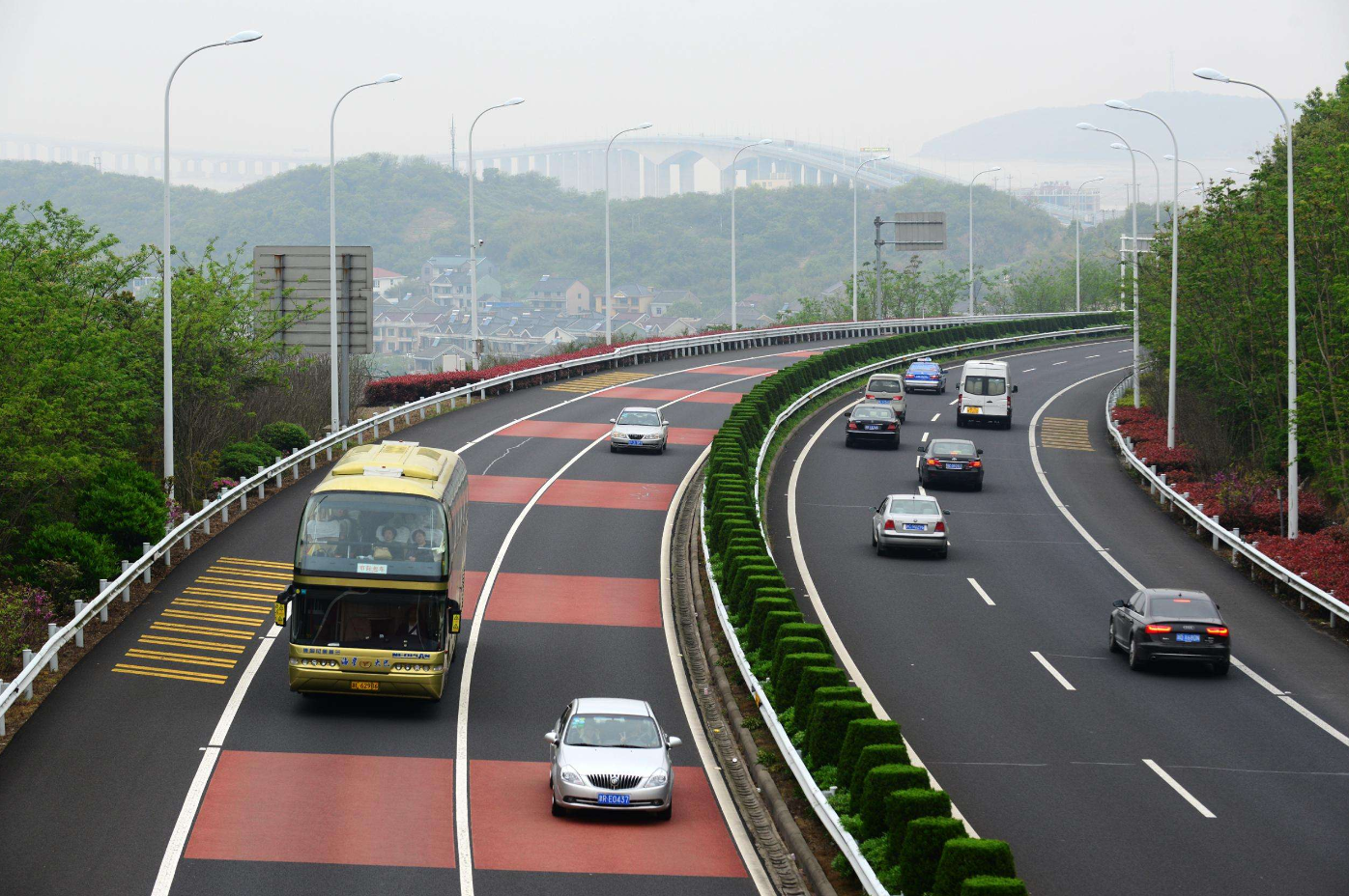 在高速公路上行驶，车与车的距离最少保持多少米_百度知道