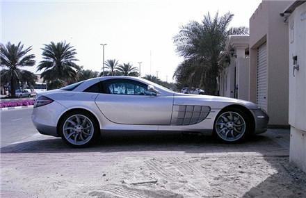 偶遇一辆888万的豪车, 路人纷纷合影, 就连保安都拿手机拍照了!