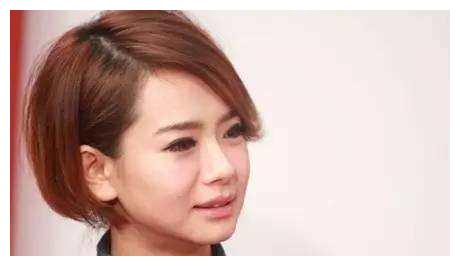 戚薇的下巴又短又平,如今女儿也是有着同款下