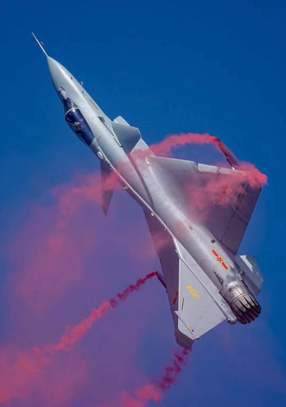 歼10上演“眼镜蛇”,十年磨成一剑,林虎将军泉下笑慰!