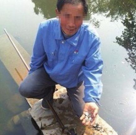 男子在水沟里面吸硬币,一天收入500,旁人只敢