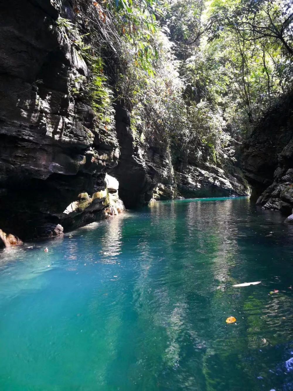 在湖北恩施, 有一个美丽的旅游景点, 被游客称为“中国的仙本那”