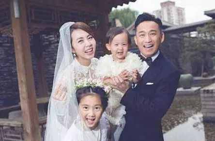 黄磊3胎罚1千万,张艺谋3胎罚748万,而他3胎却