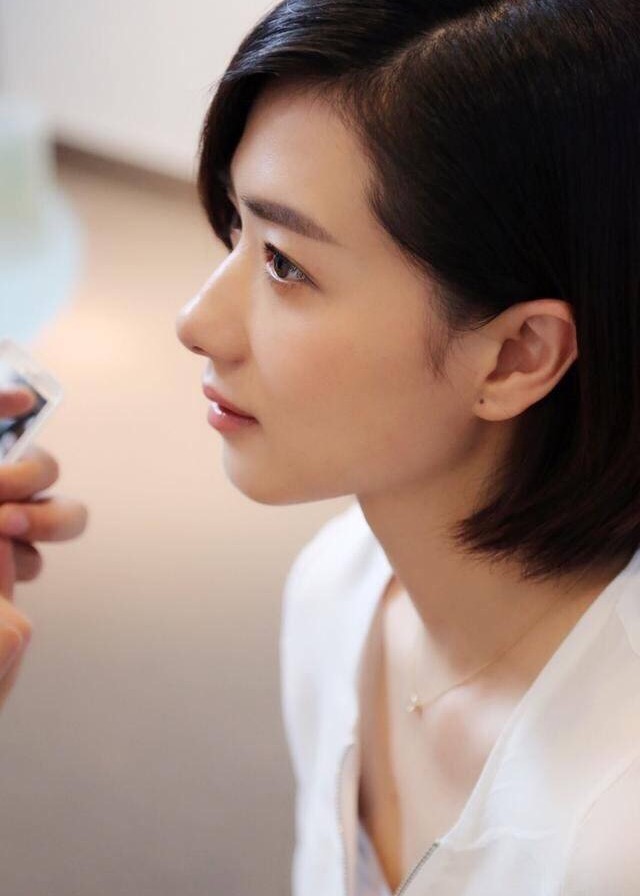 怀孕五个月的女人还能够美成这样万茜怕是一个妖精吧