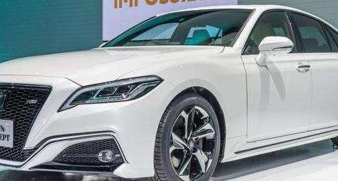 全新丰田15代皇冠到店！奥迪A6的档次仅卖A4价格，内饰十分豪华