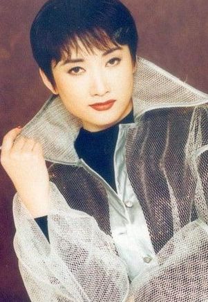 一代歌神成方圆,近照曝光美如画,网友:不老女神