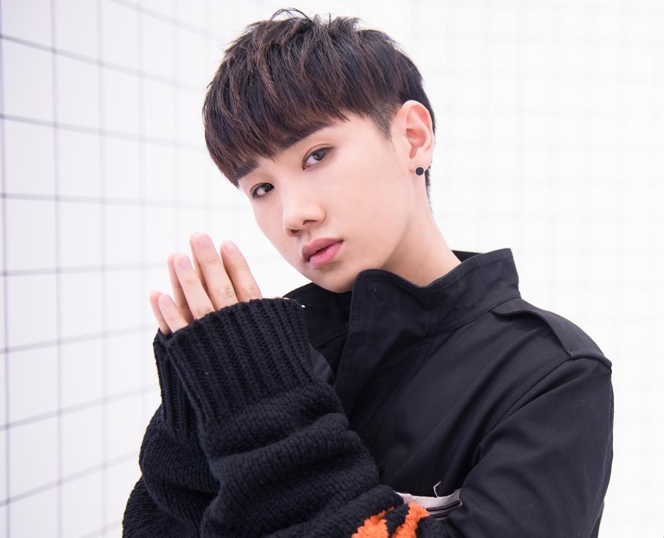 汪苏泷现身《快本》,唱《追光者》跑调被调侃,急得差点冲出去