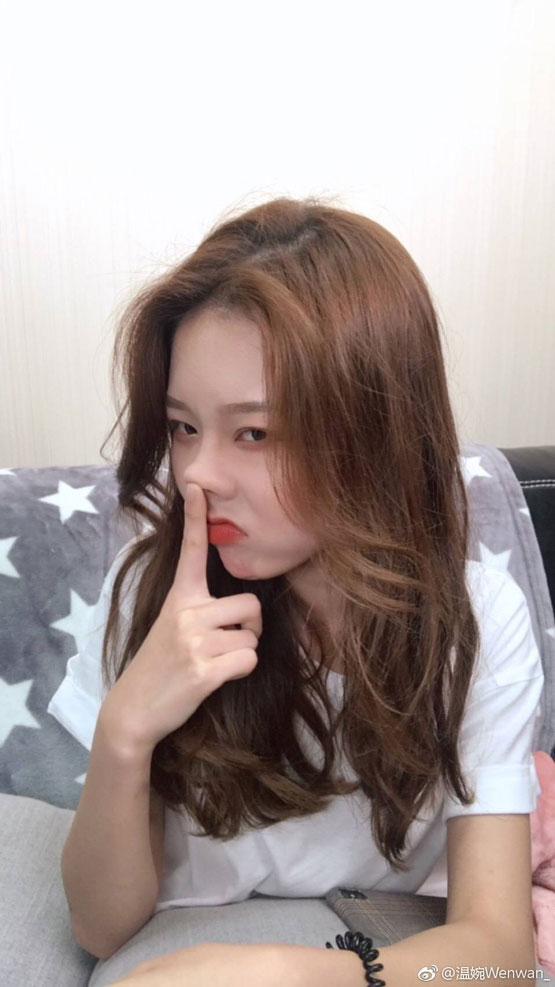 抖音温婉一直播没开美颜说话小心翼翼 展示真
