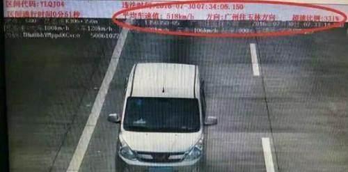 司机扫了一眼高速超速显示屏, 吓得车把都没扶稳