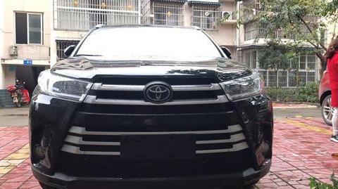 男子提18款丰田汉兰达，中控屏小到无语，车主：这也太廉价了