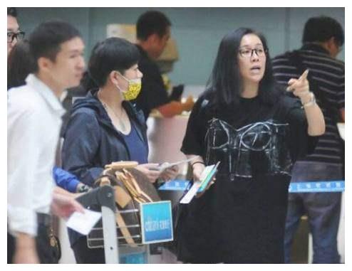 女星机场素颜照:吴昕还是那个小粗腿,赵丽颖被