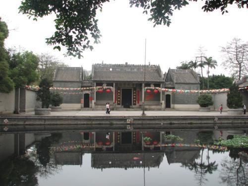 广东最富裕的村子, 一家一栋楼, 当地人坐着有钱