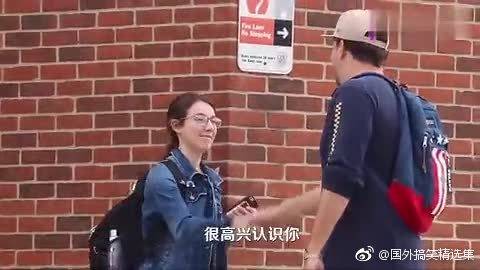 恶搞美女车被地锁卡住了丑女帮忙图片却被这个结果路人美女和图片