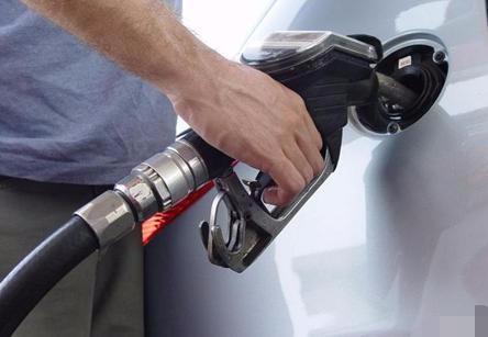 养一台10万块钱的车 一年大概的费用是多少?