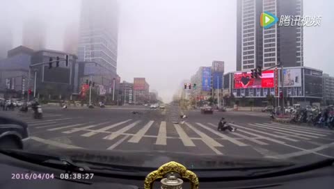 发生在十字路口的惊险一幕，电动车被当场撞飞