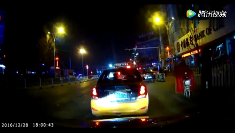 电动车见缝插针完全无视车流，她还以为所有人都要让她！