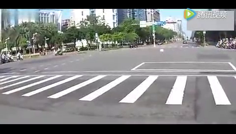 电动车速度过快，在红绿灯路口上撞到另外一部电动车， 太惨了