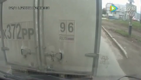 SUV强行加塞，大货车就是不让，接下来的场景让司机乐坏了