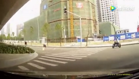 这下麻烦了 逆行骑电动车的大妈被我撞飞