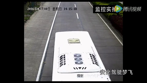 电动车和奥迪猛烈对撞，他已经没有后悔的机会了