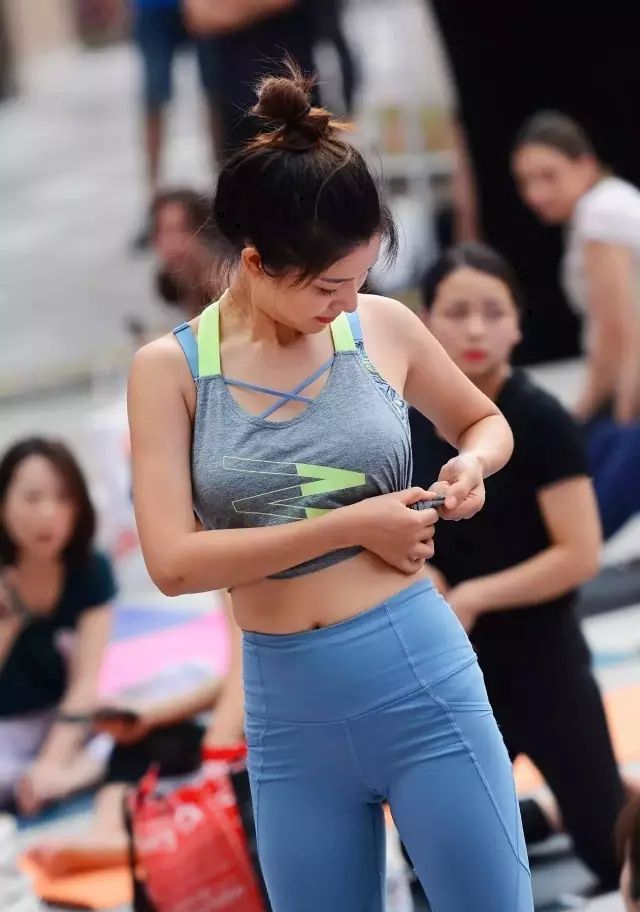 街拍三角区凸起的瑜伽紧身裤极品美女，真美。