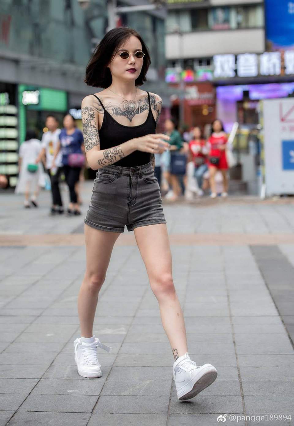 街拍:个性小姐姐吊带搭配牛仔短裤,脊椎上纹身是怎样的心态呢?