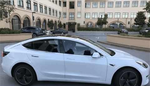 这款新车轮毂粗犷，方向盘塑料感极强！何以堪称豪车？