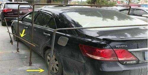 凯美瑞车主长期霸占技工的车位, 愤怒的技工就用这种方式处罚他