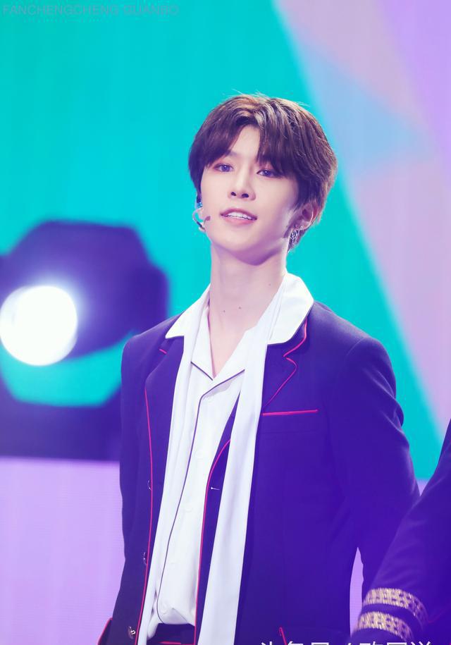 蔡徐坤范丞丞张艺兴吴亦凡黑西装造型PK,只能