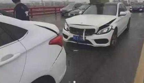 奇瑞艾瑞泽5遭奔驰c300追尾, 奔驰车主: 这差距让我想卖车