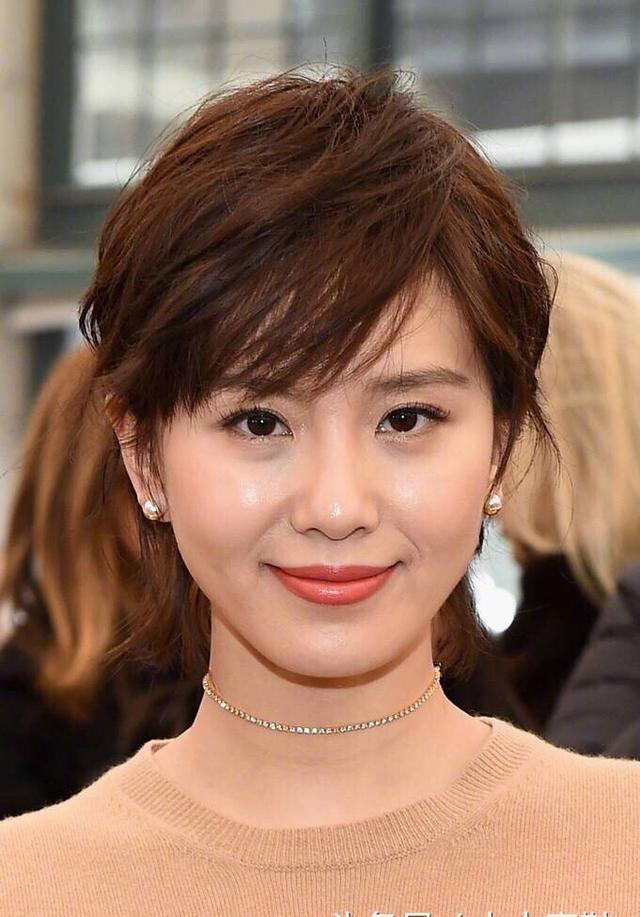 刘诗诗穿裸色毛衣亮相纽约,但这一头短发似乎