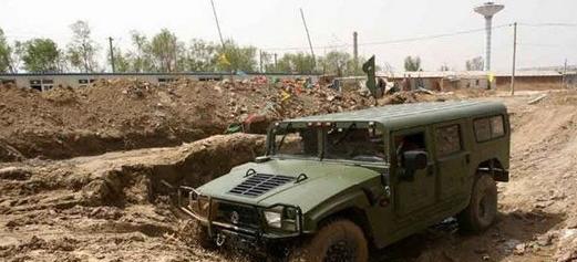 远看像悍马, 近看似牧马人, 东风猛士很硬汉, 爬坡过坑十分强悍!