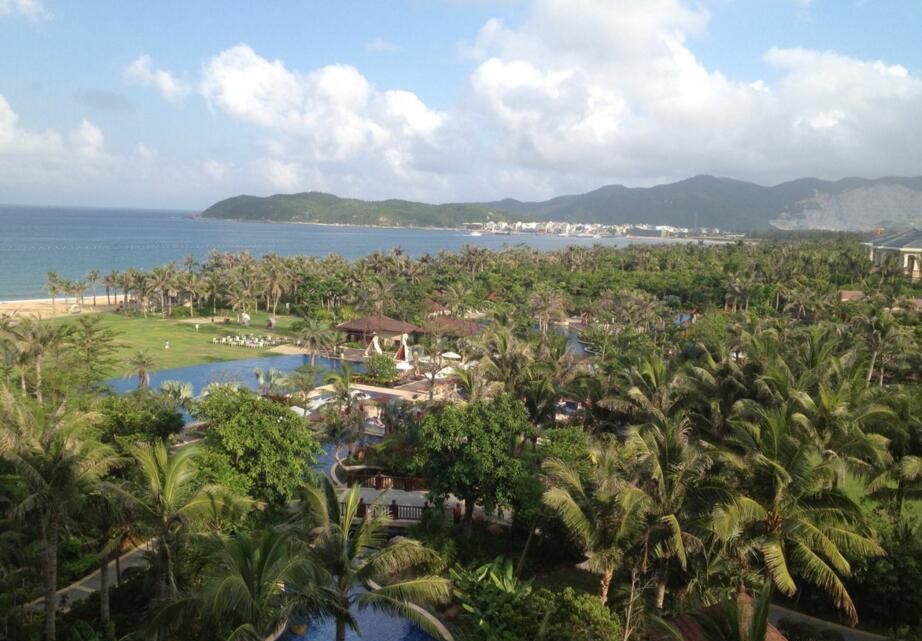 海棠湾位于南中国海之滨, 是三亚东疆门户