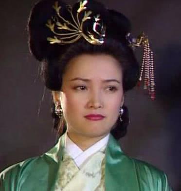 他,三国最惨官二代,父亲抛妻弃子,母亲沦为玩物