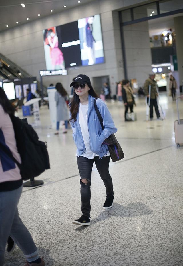 49岁伊能静现身机场,墨镜遮面低调赶路,穿破洞铅笔裤好时髦!