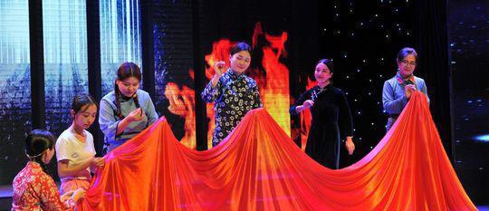 成都职工擂台赛音乐教师组团抢擂演出晋级版《