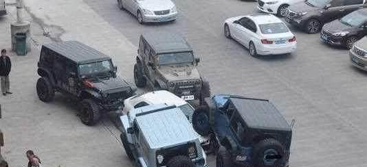 千万别跟改装过的牧马人开斗气车, 四台牧马人围雪铁龙