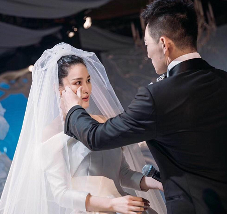 张馨予何捷结婚居然上了中国纪检监察报?网友:赞