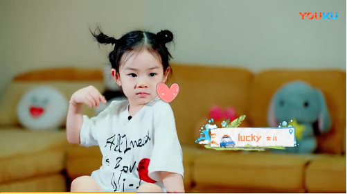 戚薇女儿单独被采访,Lucky一个举动四句话被赞