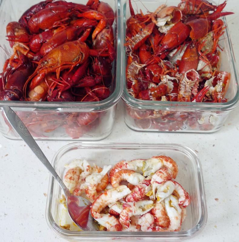 夏日撩胃能手，盖满红彤彤小龙虾肉球的一碗沙茶面