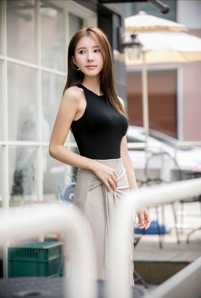 气质美女更偏爱紧身,包臀裙vs紧身裤