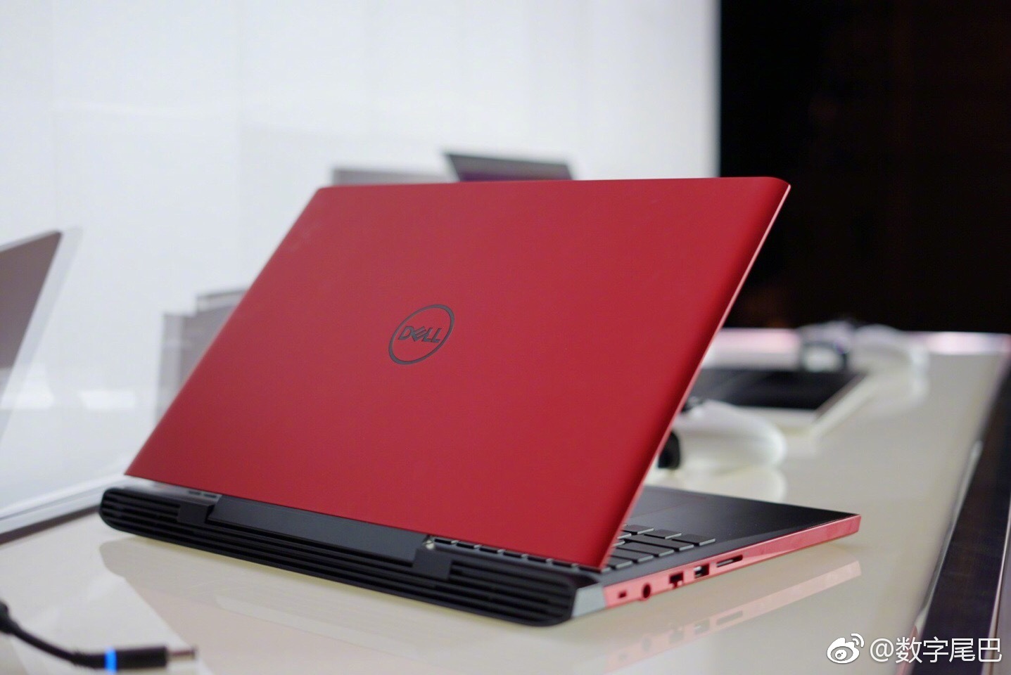 直接来看看戴尔 G5 (红色)和 G7 (白色)吧,可惜